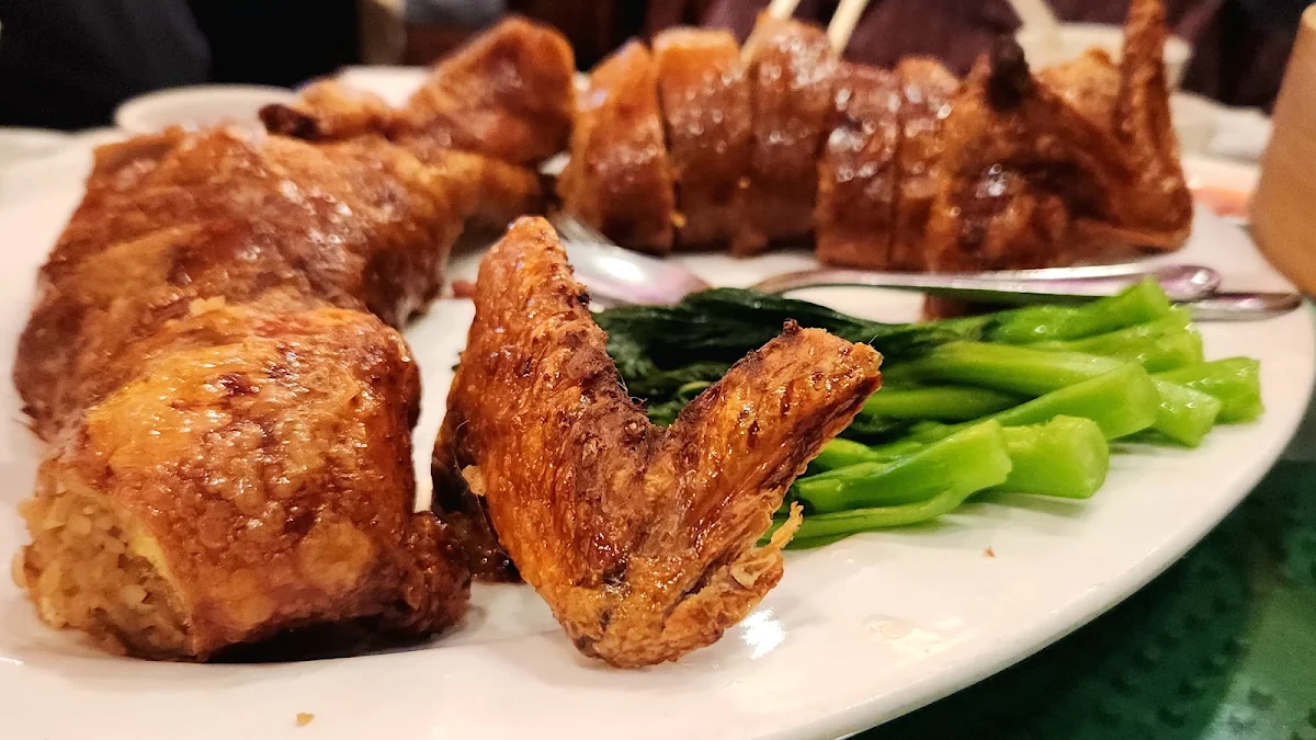 Deep Fried Wonton with Sweet & Sour Sauce And Seafood 錦鹵雲吞